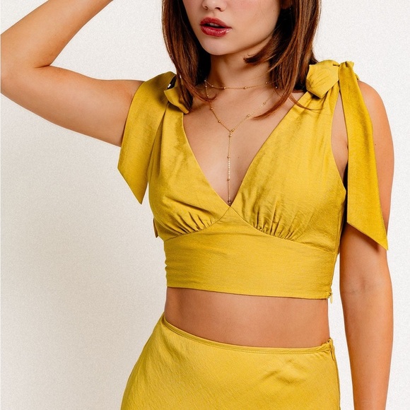 Le Lis V-Neck back Tie Crop Top & Bias Maxi Skirt Set - Picture 4 of 11
